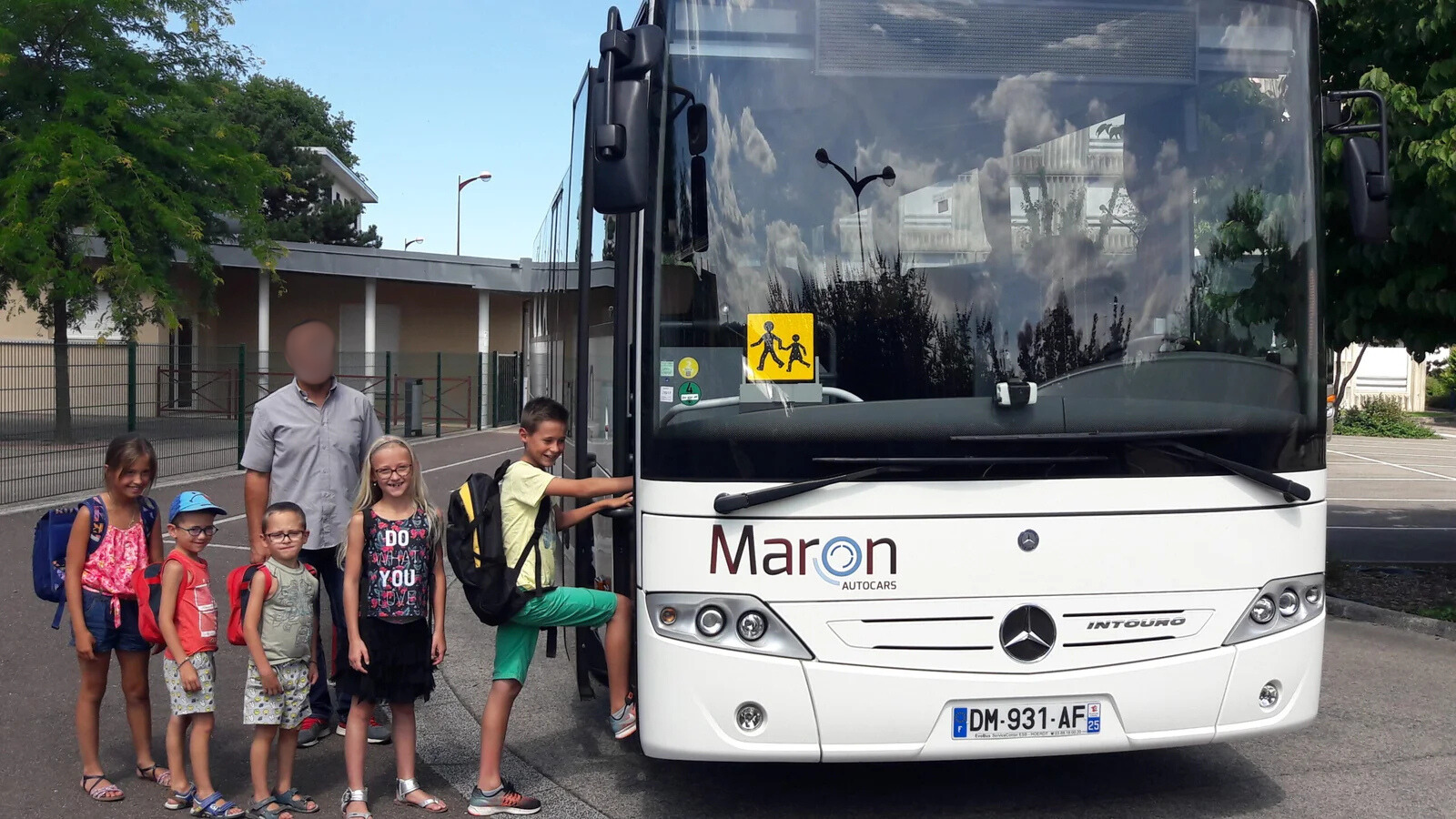 Enfants devant un autocar scolaire Autocars Maron